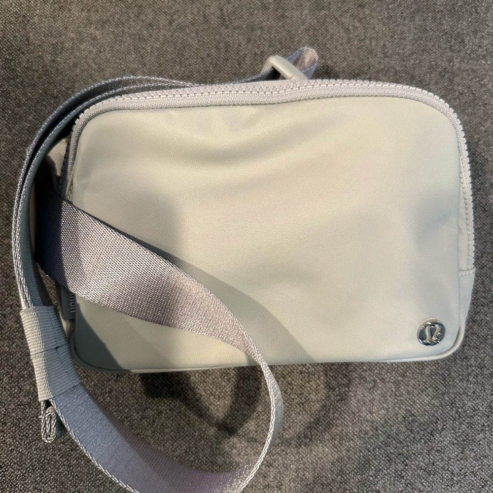 lululemon Everywhere Belt Bag Large 2L Silver Drop NWOT
